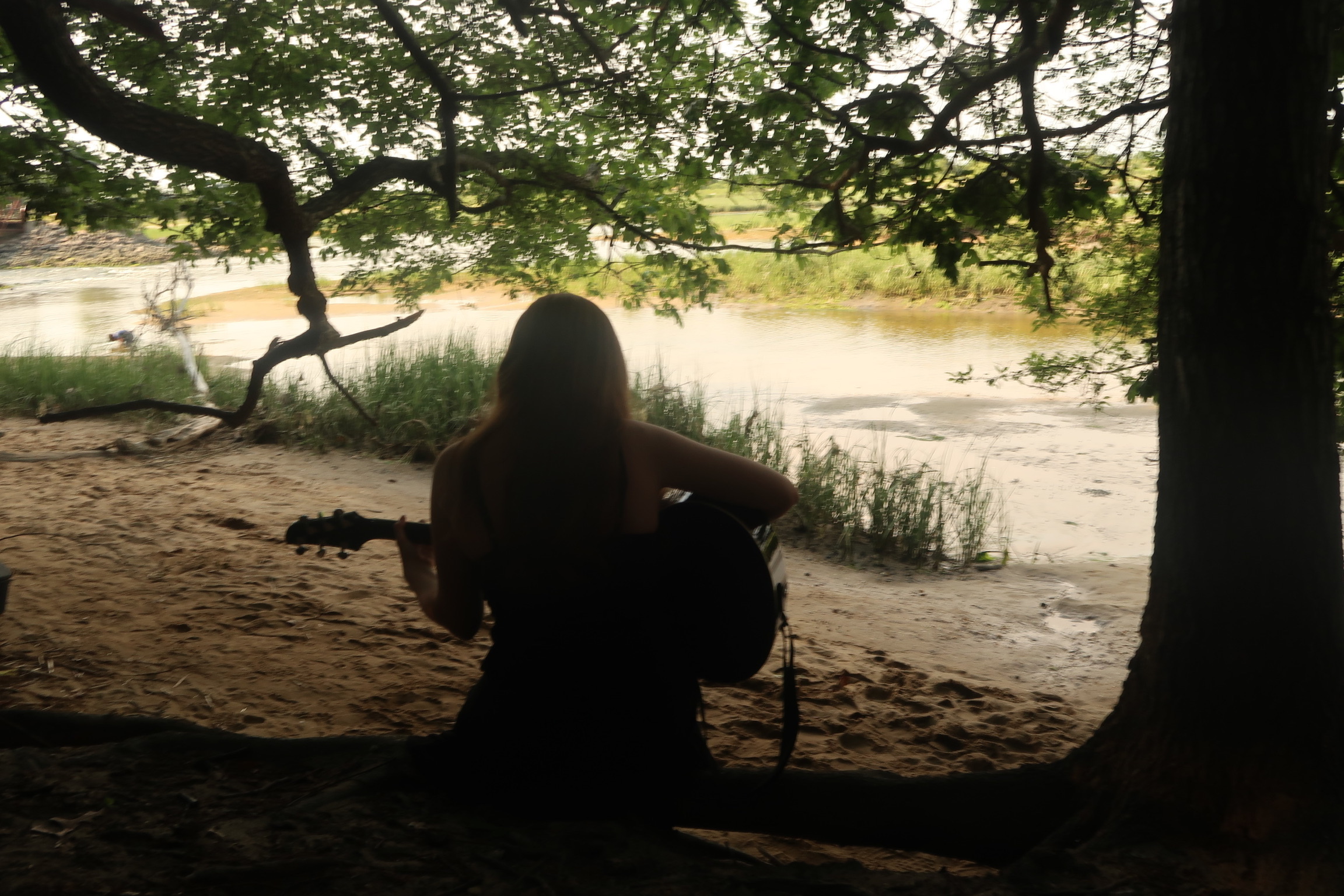 Sydneypacoustic sitting with her back to the camera